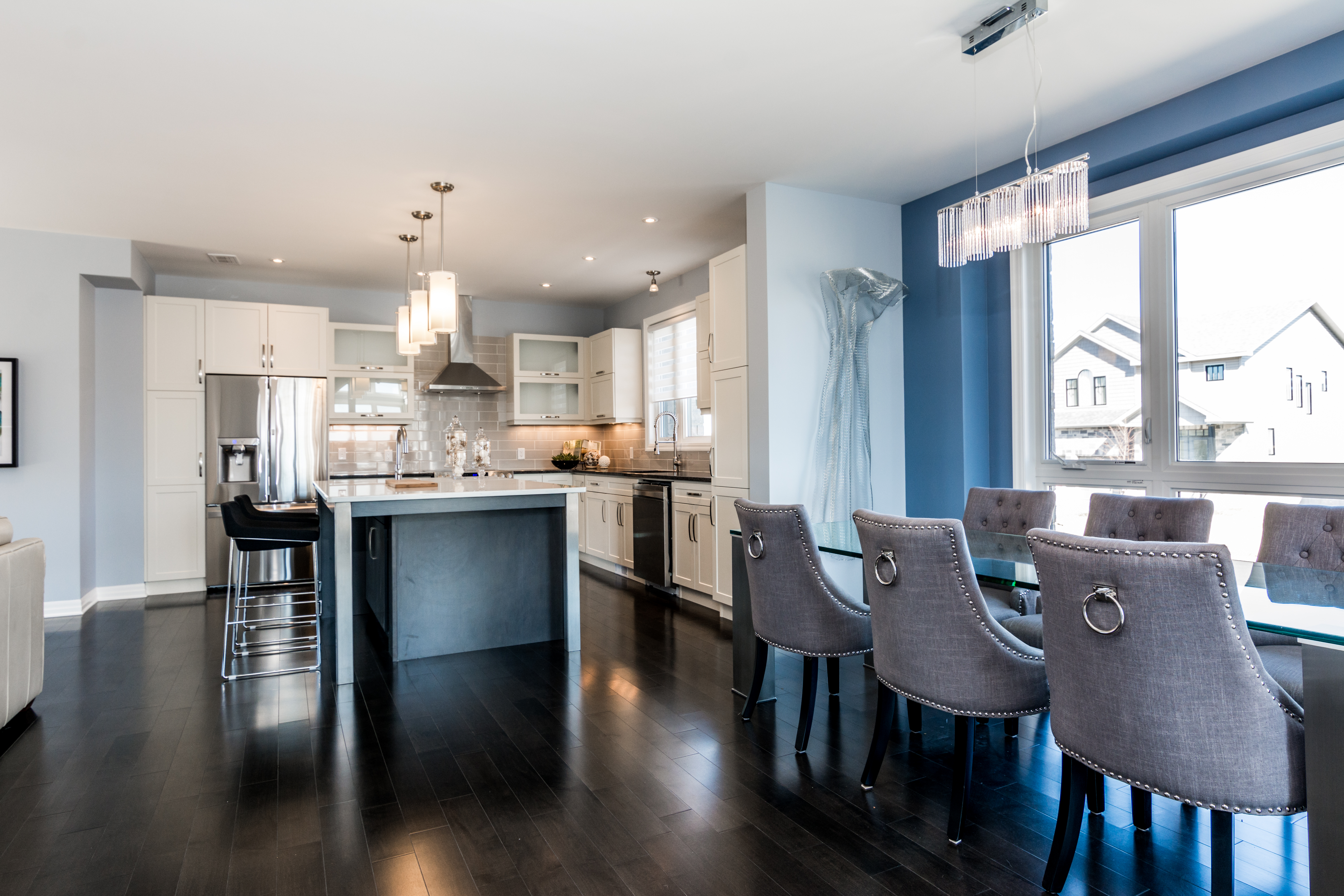 Kitchen with blue feature wall