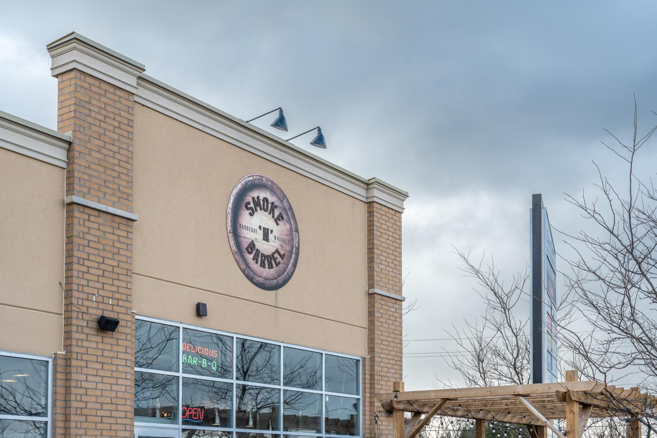 A standout west-end eatery in Kingston, known for its smoky flavors, hearty dishes, and relaxed atmosphere. Alongside other local favorites, it offers residents a variety of dining options, from casual bites to full meals.